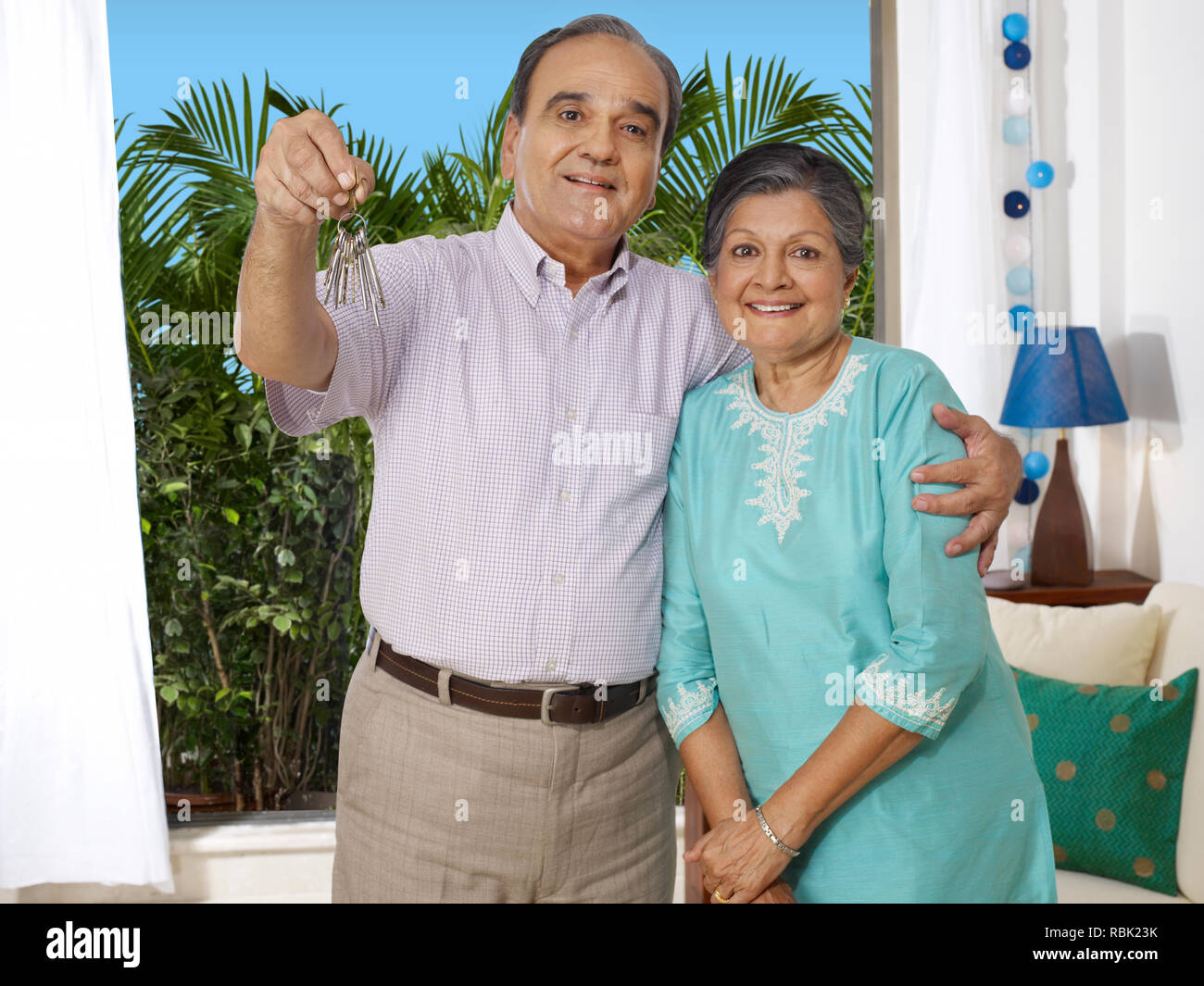 Un vieux couple heureux montrant OFF D'UNE NOUVELLE MAISON Banque D'Images
