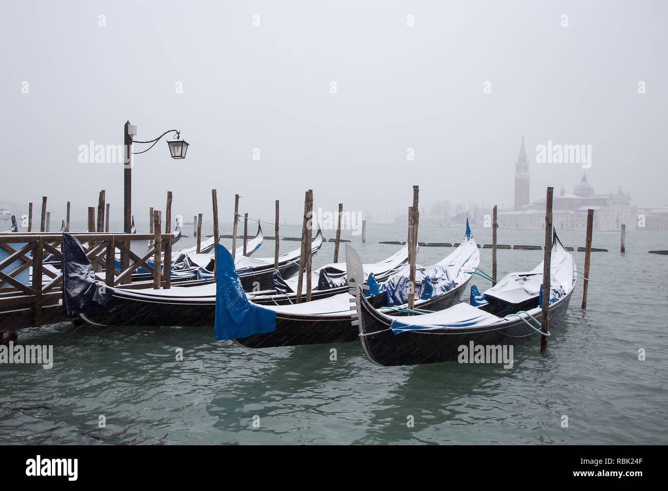 Il neige à Venise Venise traditionnel avec gondoles sur la place St Marc Banque D'Images