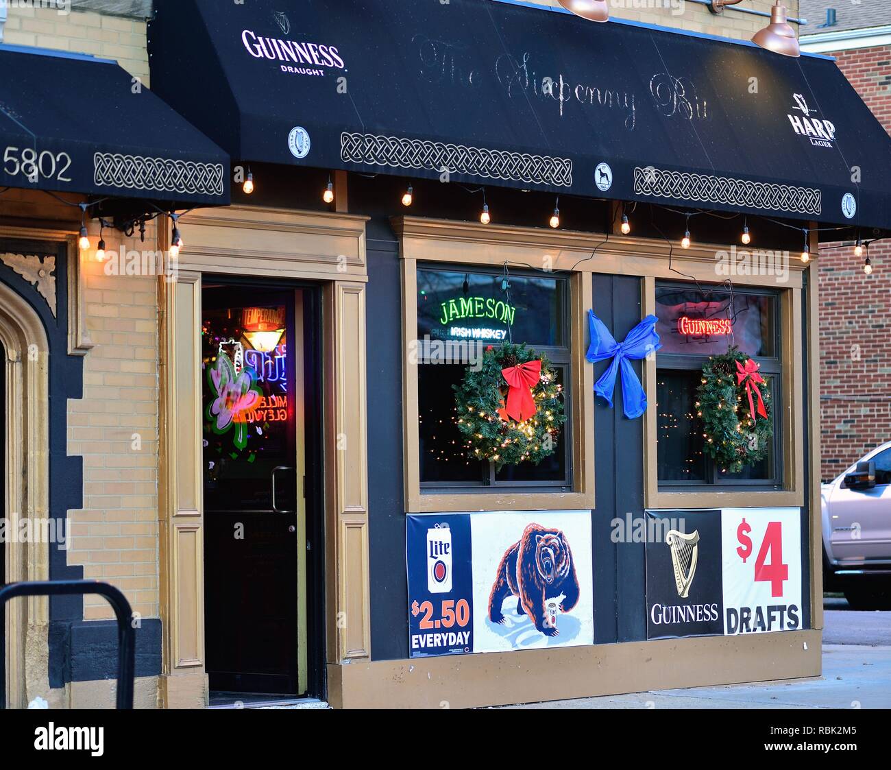 Chicago, Illinois, USA. Un pub irlandais sur le côté dans le Norhtwest Jefferson Park décorée pour Noël Banque D'Images
