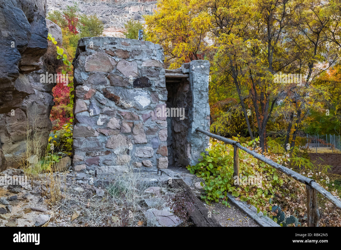 Les toilettes en pierre construit par la Civilian Conservation Corps dans le cadre du programme les Kershaw-Ryan State Park au cours de la Grande Dépression, Calien Banque D'Images