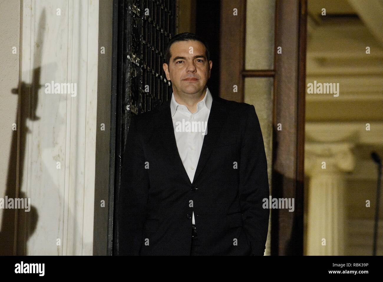 Le Premier Ministre grec, Alexis Tsipras vu attendent l'arrivée du Chancelier Angella Merkel dans Maximos Mansion. Banque D'Images