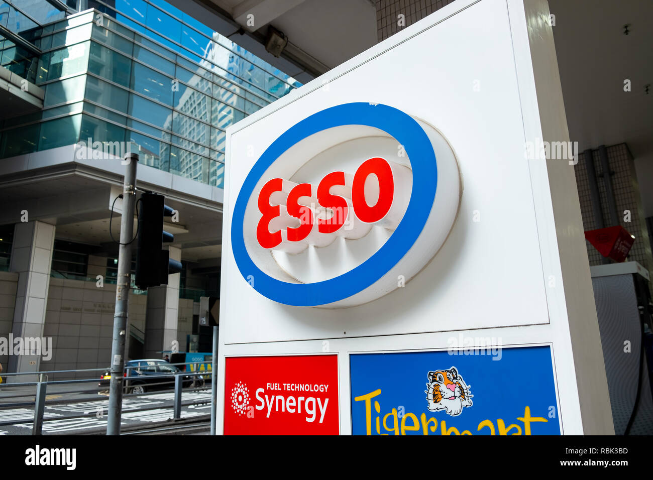 Station essence ESSO vu à Hong Kong. ESSO est un nom commercial pour ExxonMobil et ses sociétés liées. Banque D'Images