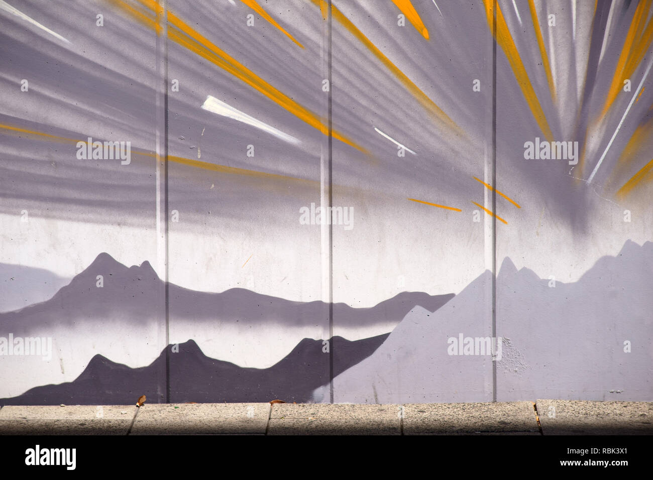 Francfort, Allemagne - le 11 août 2018 : Le dessin de montagnes et de soleil stylisé par un artiste inconnu à l'aéroport de Francfort le 11 août 2018 à F Banque D'Images
