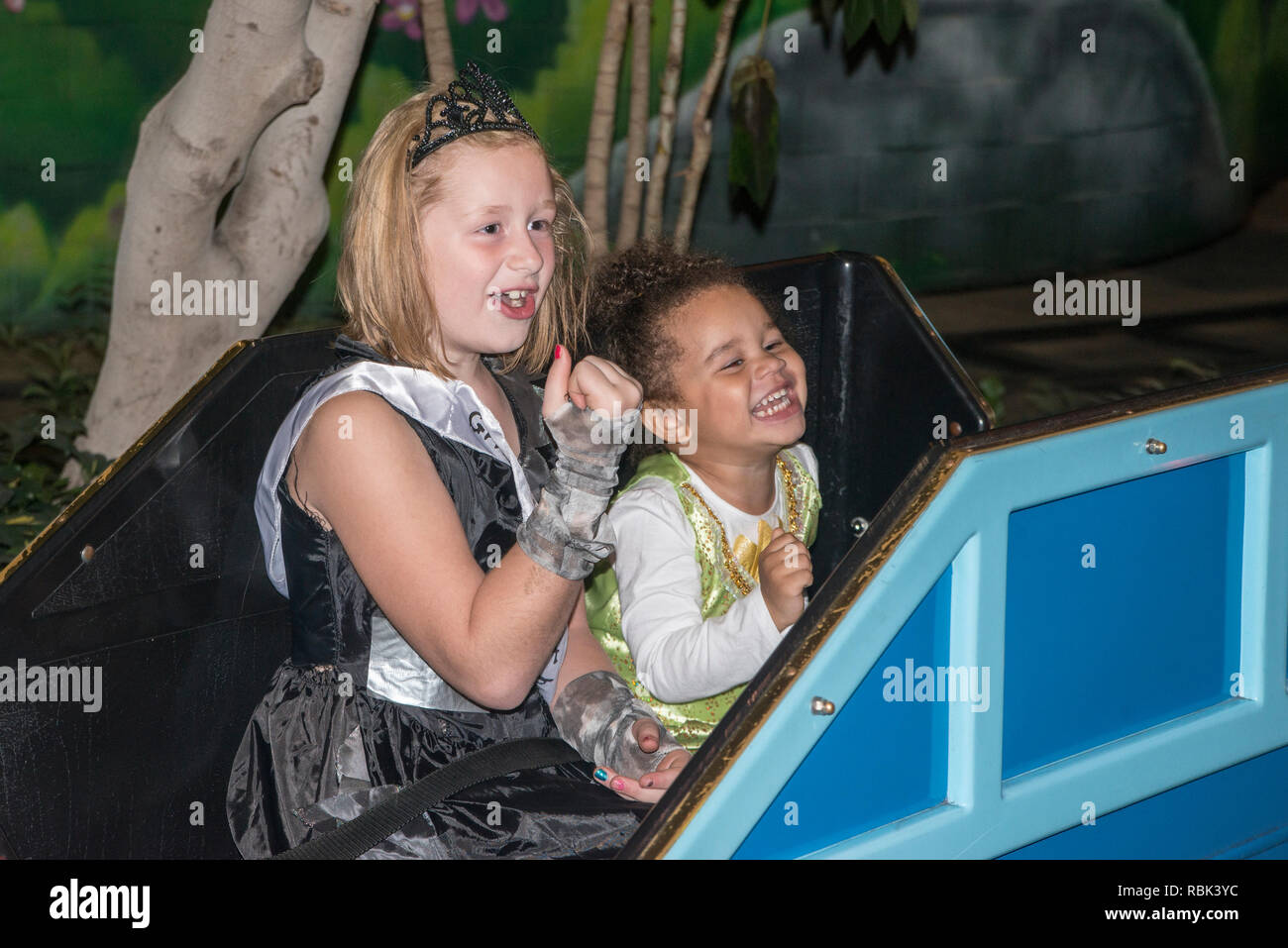 Bloomington, Minnesota. Une jeune fille et sa bi-raciale sœur sur un parc d'amusement ride à Nickelodeon Universe dans le Mall of America. Banque D'Images