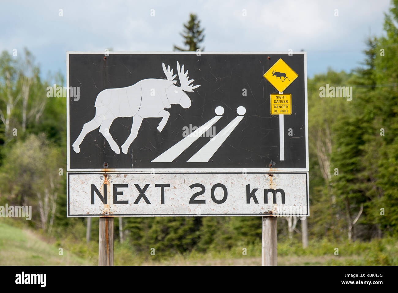 L'Ontario, Canada. Moose crossing sign sur la Transcanadienne. Banque D'Images