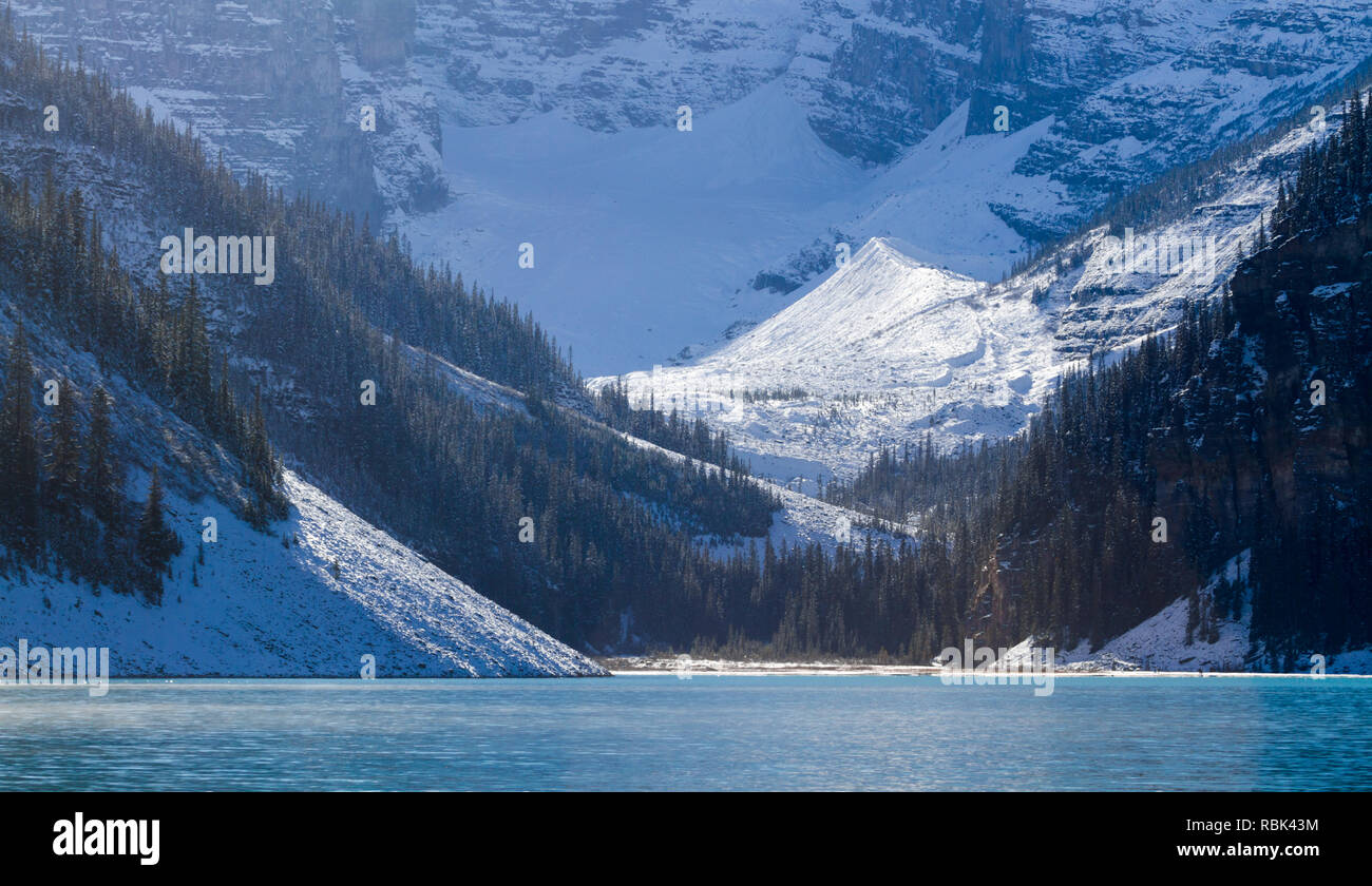 Glaciaire spectaculaire du lac Louise, dans l'ombre de Glacier Victoria, avec neige au sol à l'automne dans le magnifique parc national Banff, Alberta, Canada. Banque D'Images