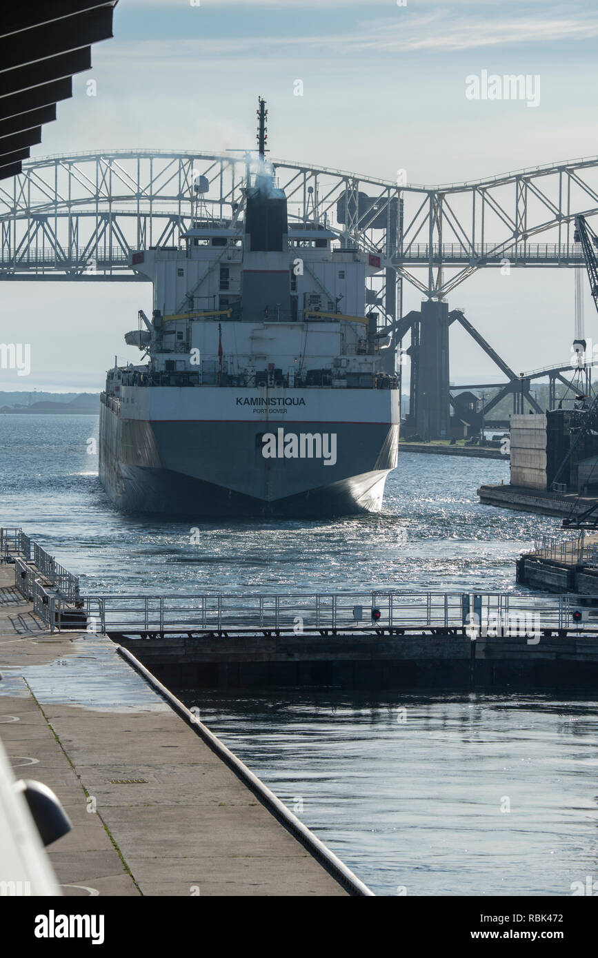 Sault Ste. Marie, au Michigan. Le vraquier Kaministiqua passer par les écluses Soo sur la rivière Ste-Marie, de partir au lac Supérieur à un ramasseur Banque D'Images