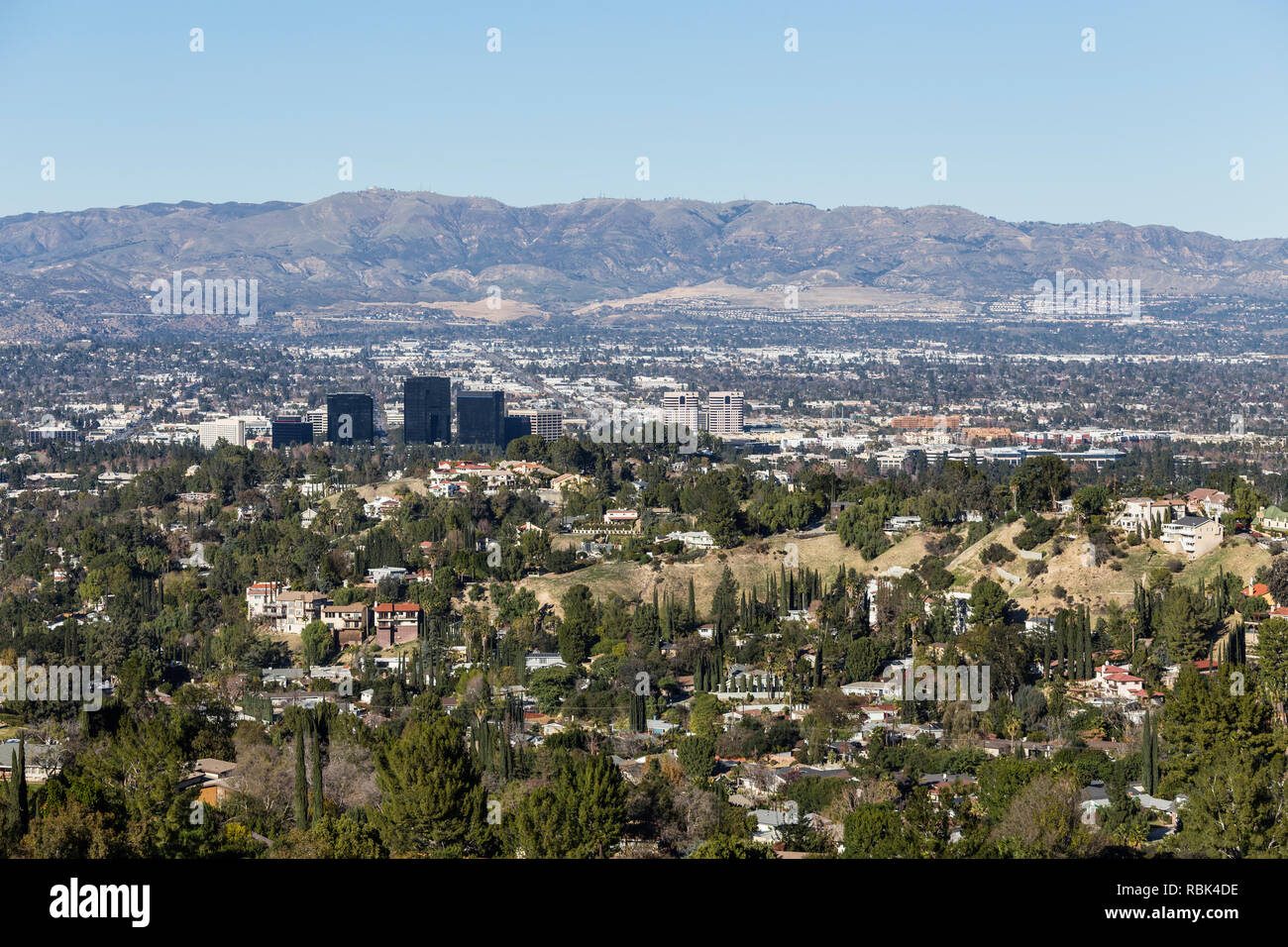 Effacer la vue quotidienne de Woodland Hills et Warner Center à l'ouest de la vallée de San Fernando de Los Angeles, Californie. Banque D'Images