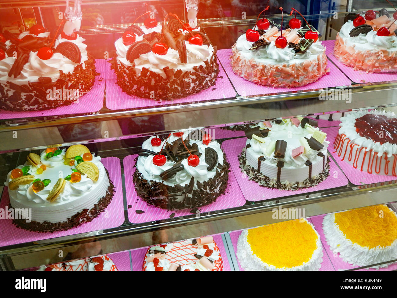 Différents types de gâteau / vitrine en verre gâteau bac affichage à rayon boulangerie pâtisserie - Vitrine avec des bonbons Chocolat au lait fraise cakes Banque D'Images