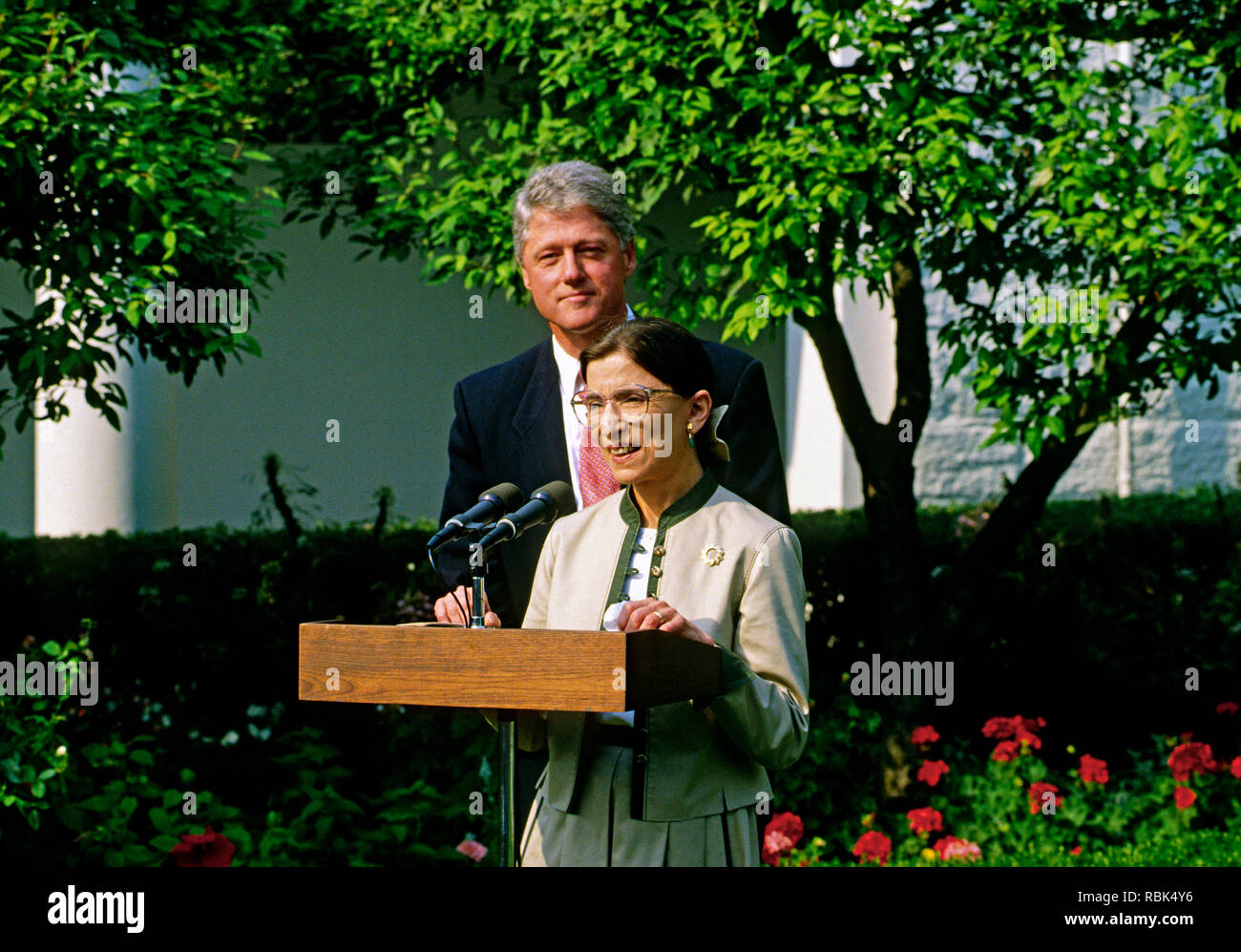 Washington, DC. USA, le 3 août 1993 nouveau confirmé par le comité judiciaire du Sénat Ruth Bader Ginsburg associer la Justice de la Cour suprême parle aux médias que le Président William Clinton se tient derrière elle dans la roseraie de la Maison Blanche Banque D'Images