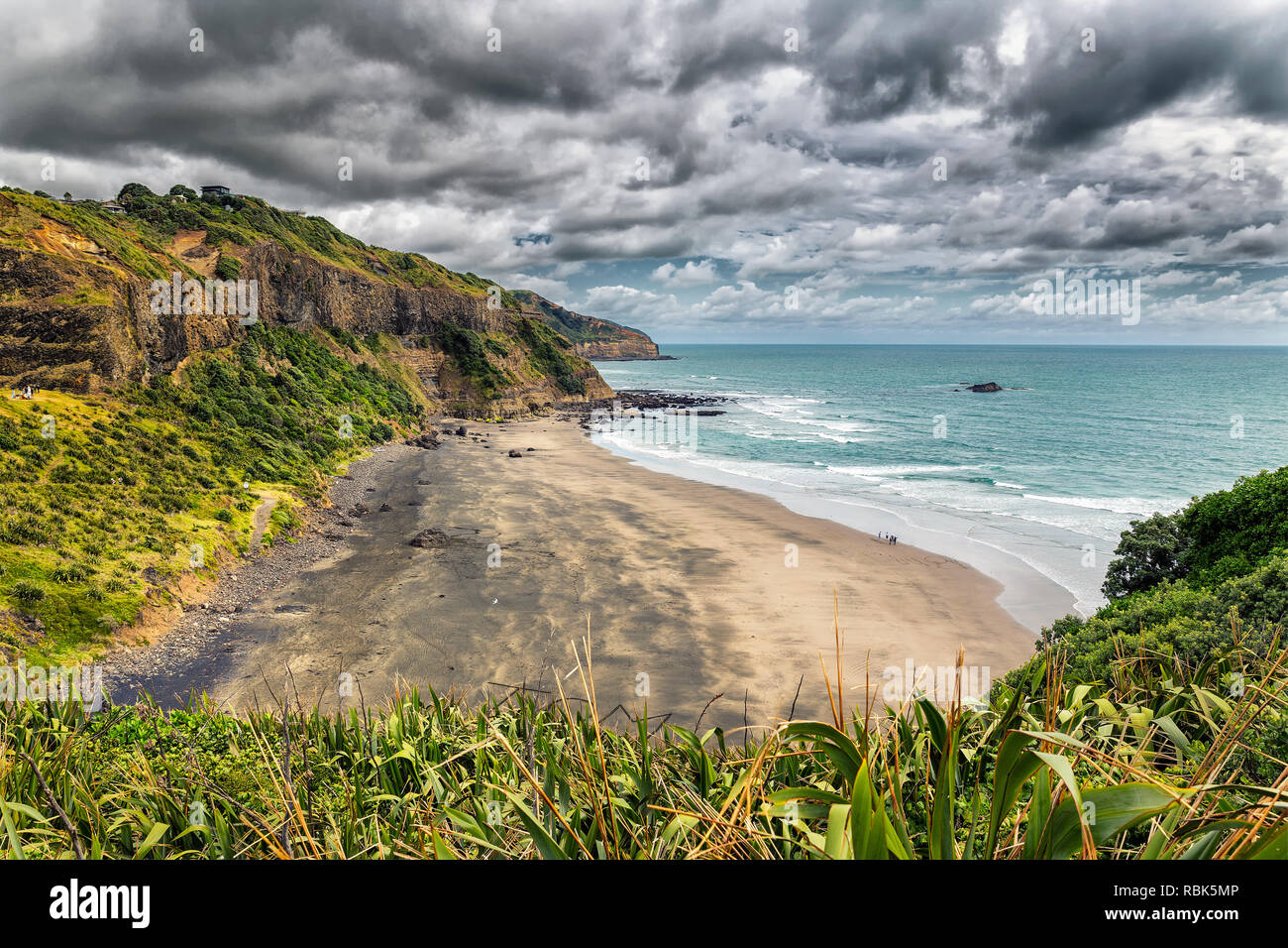 Belle plage de sable noir vide à Muriwai beach bay près de Maoris, île du Nord, Nouvelle-Zélande Banque D'Images