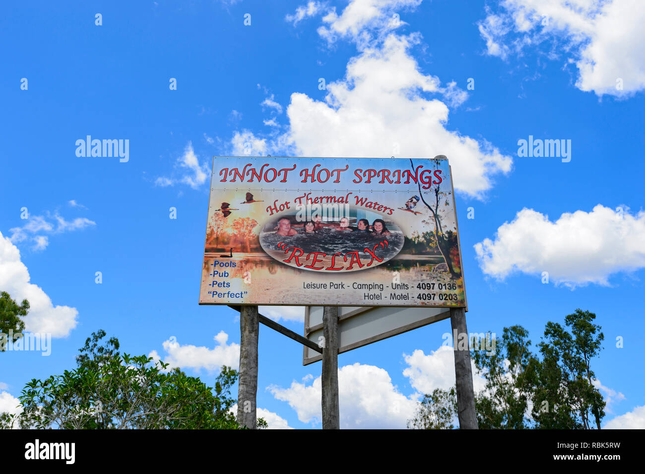 Signe pour Innot Hot Springs, une destination populaire, l'ortie Creek, Atherton, Far North Queensland, Queensland, Australie, FNQ Banque D'Images