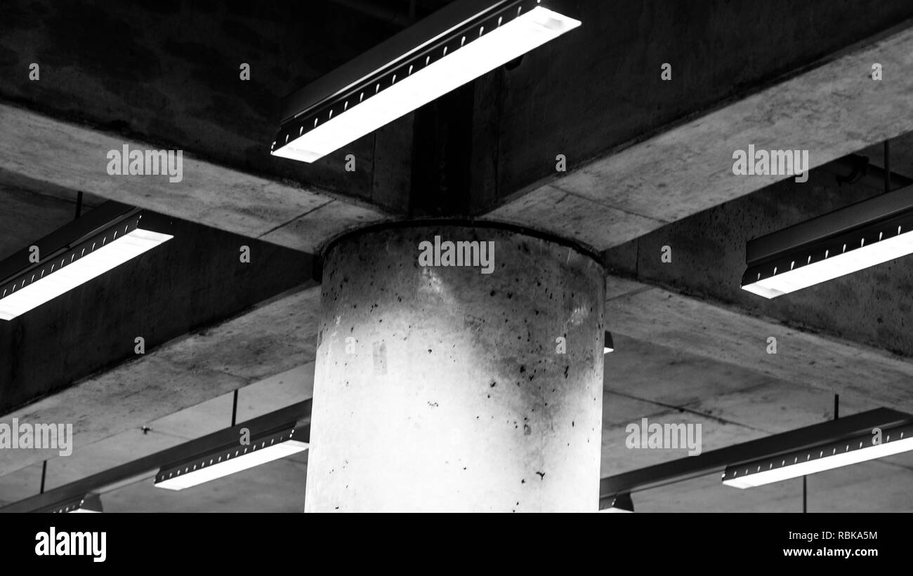 Faisceau concret et pilier de la station de métro de Montréal qui est avec un style post-moderne des années 70 Banque D'Images