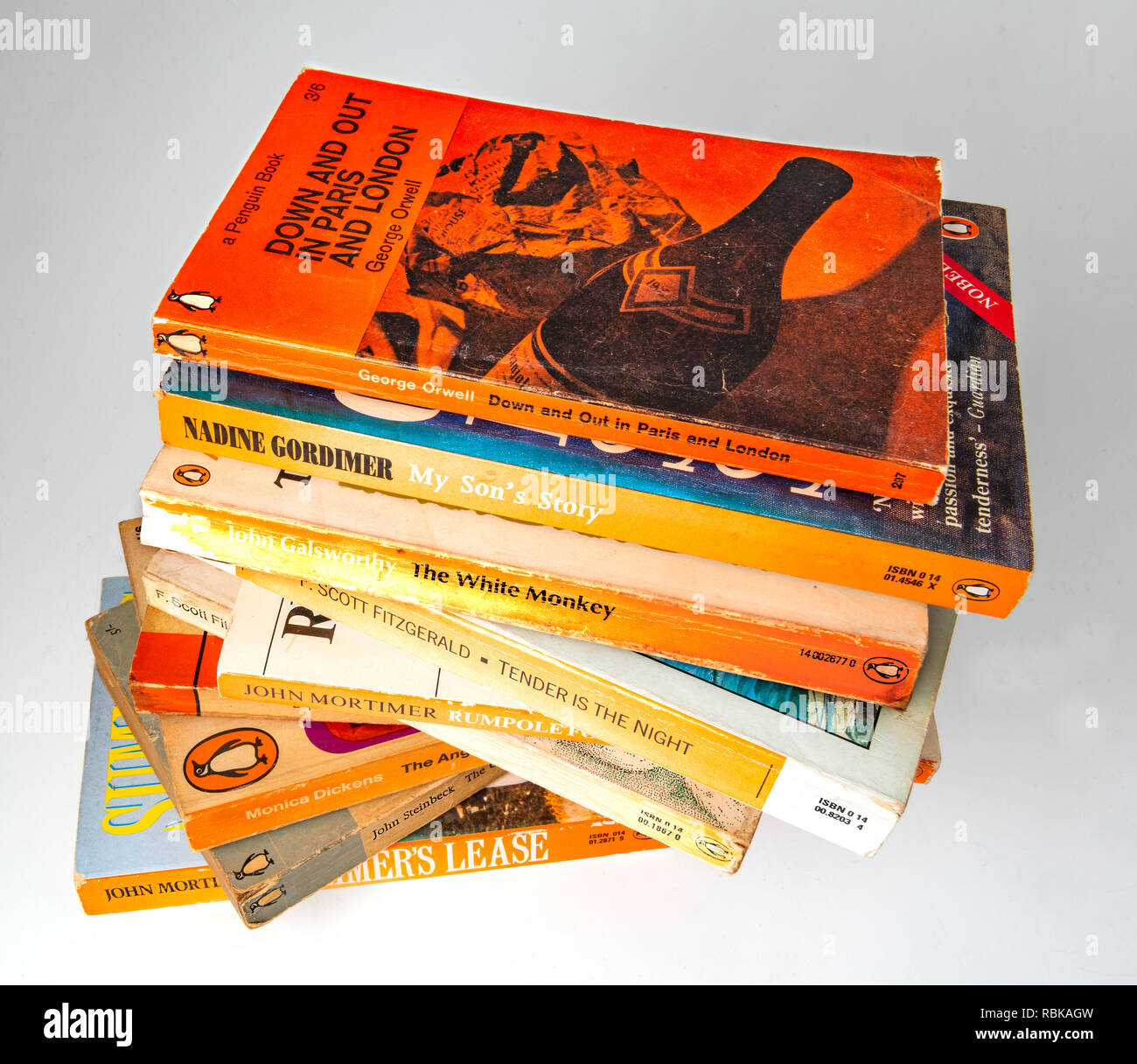 Collection de Penguin Books papier en collecte de poussière d'être laissé sur une étagère pendant 20 ans . Banque D'Images