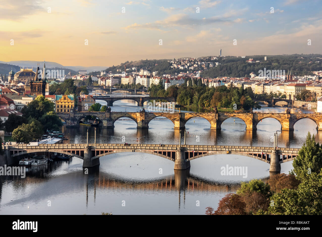 Le pont Charles et d'autres ponts de Prague, vue aérienne Banque D'Images