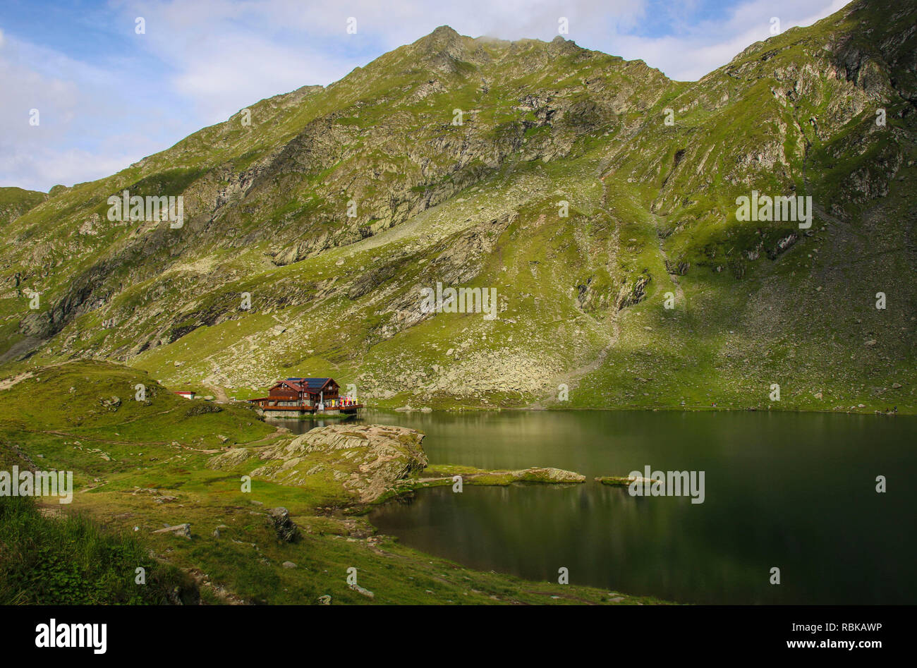 Balea lac près de la route Transfagarasan dans les Carpates, la Roumanie, l'Europe de l'Est. Banque D'Images
