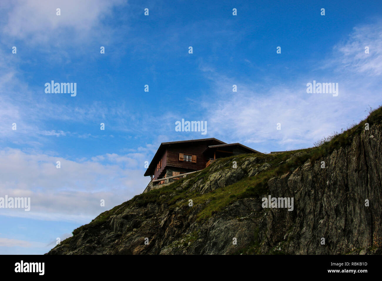 Maison en bois sur un rocher route Transfagarasan dans les Carpates, la Roumanie, l'Europe de l'Est Banque D'Images