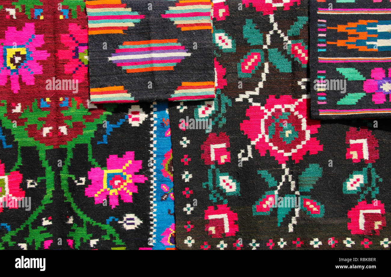 Vieux tapis en laine traditionnelle roumaine avec motifs antiques. Texture ethnique design. Banque D'Images