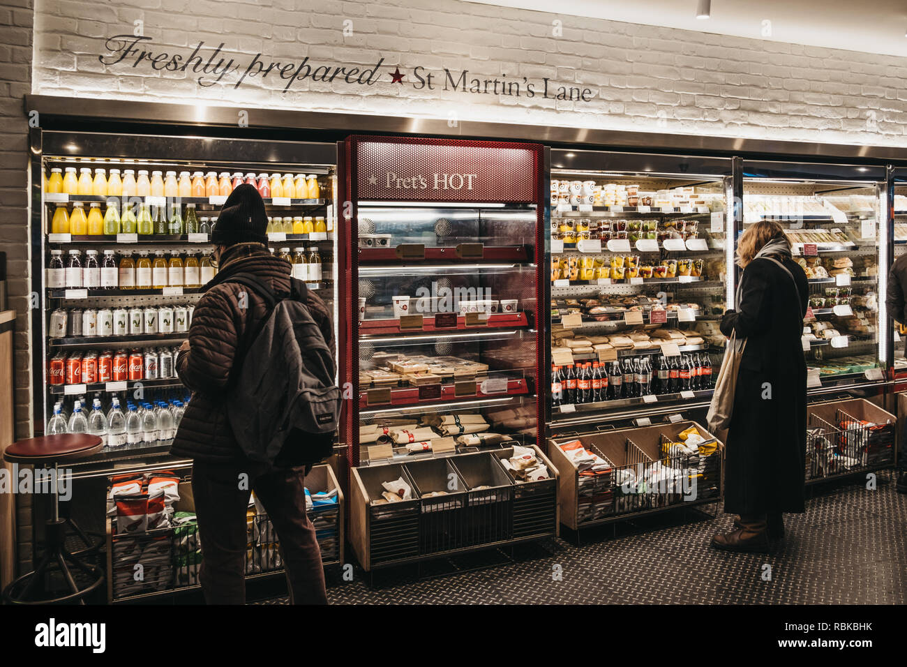 Londres, UK - 5 janvier 2018 : Les gens choisissent des aliments à l'intérieur de Pret (France), un sandwich shop international populaire chaîne qui est basé au Royaume-Uni et a cré Banque D'Images