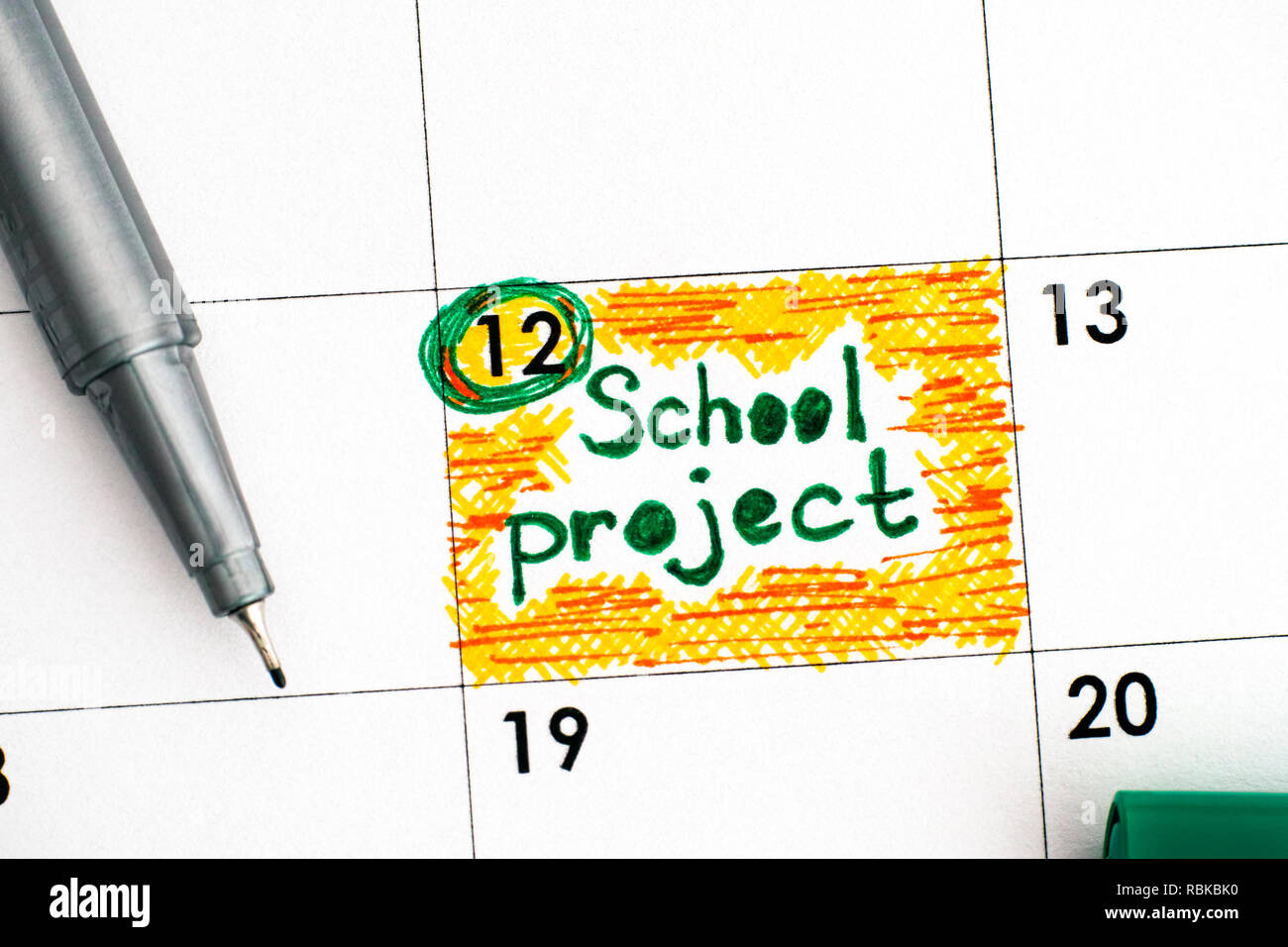 Projet d'école à rappel calendrier avec stylo vert. Close-up. Banque D'Images