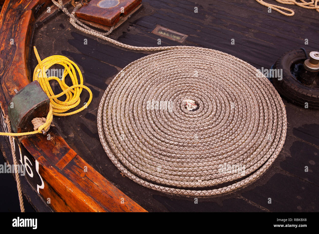 La bobine de corde sur un bateau à Spakenburg, Pays-Bas Banque D'Images