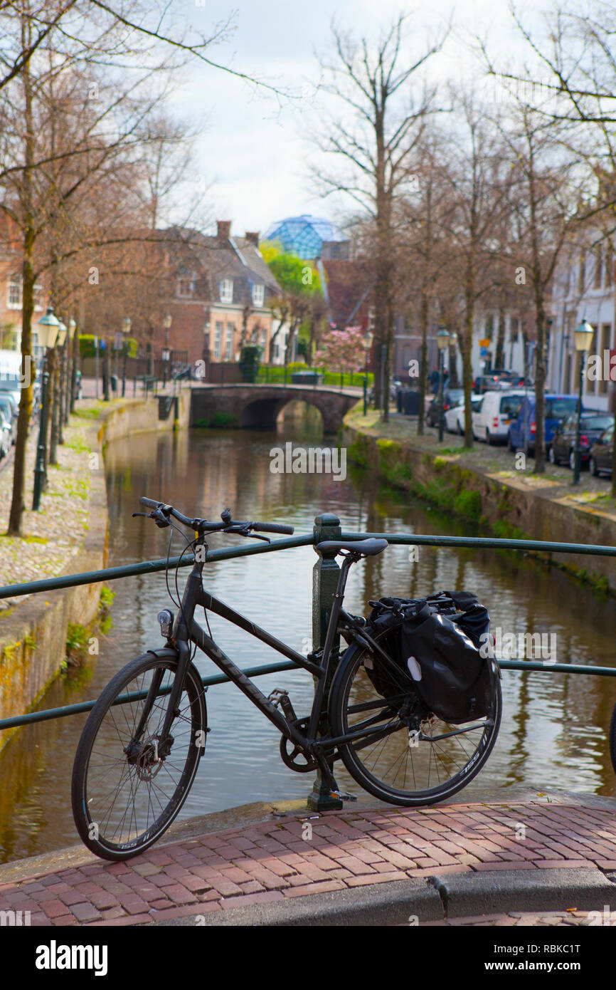 Les vélos garés sur un pont sur un canal à Amersfoort, Pays-Bas. Banque D'Images