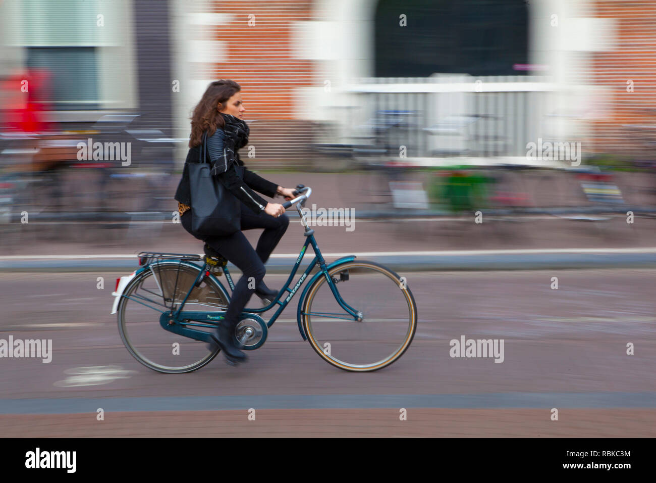 Un cycliste sur route d'Amsterdam Banque D'Images