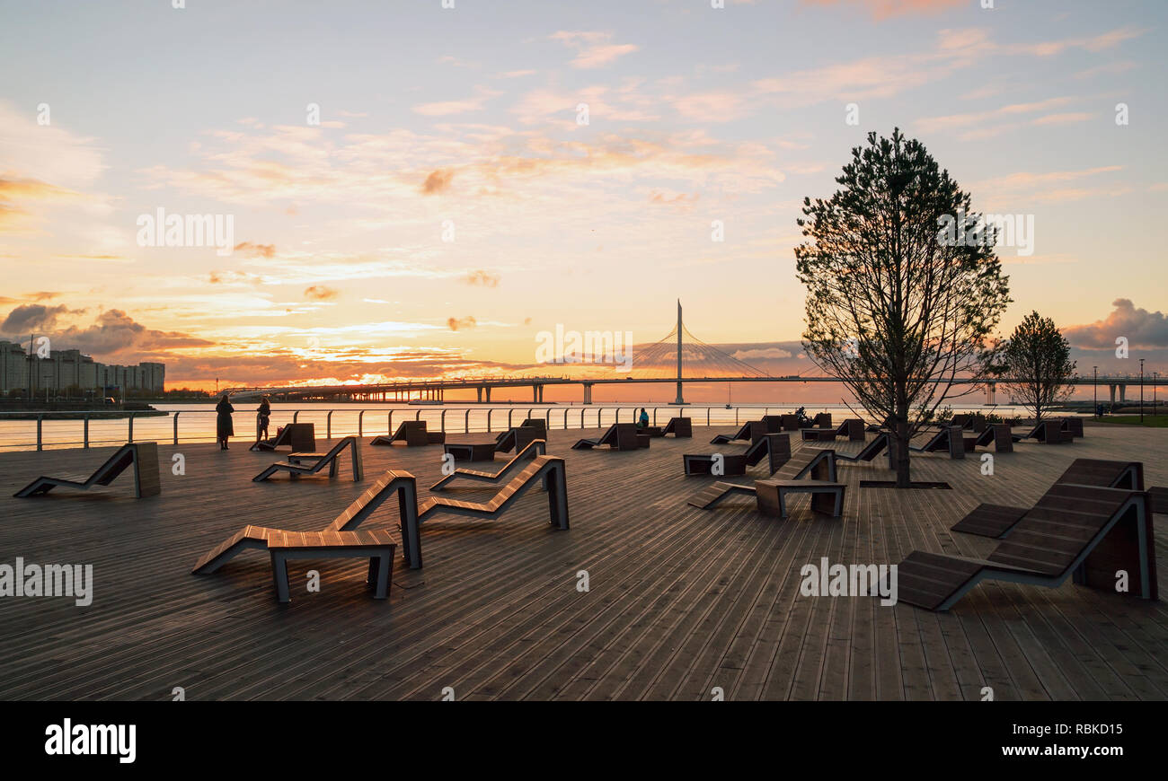 Vue depuis l'aire de repos sur le pont sur le canal, Petrovsky ZSD section centrale. L'île Krestovsky Saint-Pétersbourg, Russie . Banque D'Images