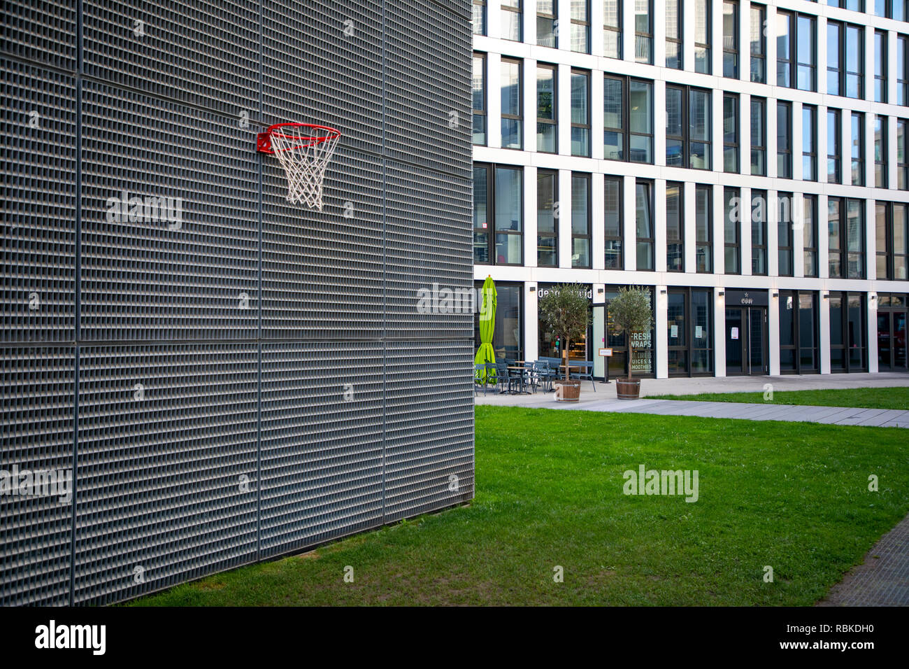 La nouvelle bibliothèque de la ville de Stuttgart à droite, immeuble de bureaux, dans l'Europaviertel, façade moderne, basket-ball, basket, champ Banque D'Images