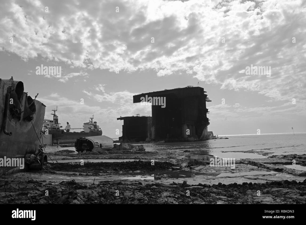 Chittagong, Bangladesh : les navires d'un naufrage à un chantier de démolition de navires à Sitakundu, près de la ville portuaire de Chittagong, Bangladesh, le 7 janvier 2019. Sitakundu est l'un des plus grands chantier de démolition de navires. Plus de 200 000 personnes travaillent dans 109 chantiers de démolition des navires qu'ils prennent en plus ensemble est livré avec leurs mains. L'industrie de démolition des navires ont commencé dans les années 1960 et 1970 après un navire échoué sur la plage de Sitakunda. Il a ensuite vendus à la ferraille. Asad Rehman © / Alamy Stock Photo Banque D'Images