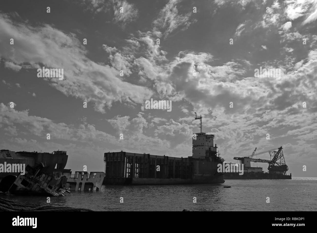 Chittagong, Bangladesh : les navires d'un naufrage à un chantier de démolition de navires à Sitakundu, près de la ville portuaire de Chittagong, Bangladesh, le 7 janvier 2019. Sitakundu est l'un des plus grands chantier de démolition de navires. Plus de 200 000 personnes travaillent dans 109 chantiers de démolition des navires qu'ils prennent en plus ensemble est livré avec leurs mains. L'industrie de démolition des navires ont commencé dans les années 1960 et 1970 après un navire échoué sur la plage de Sitakunda. Il a ensuite vendus à la ferraille. Asad Rehman © / Alamy Stock Photo Banque D'Images