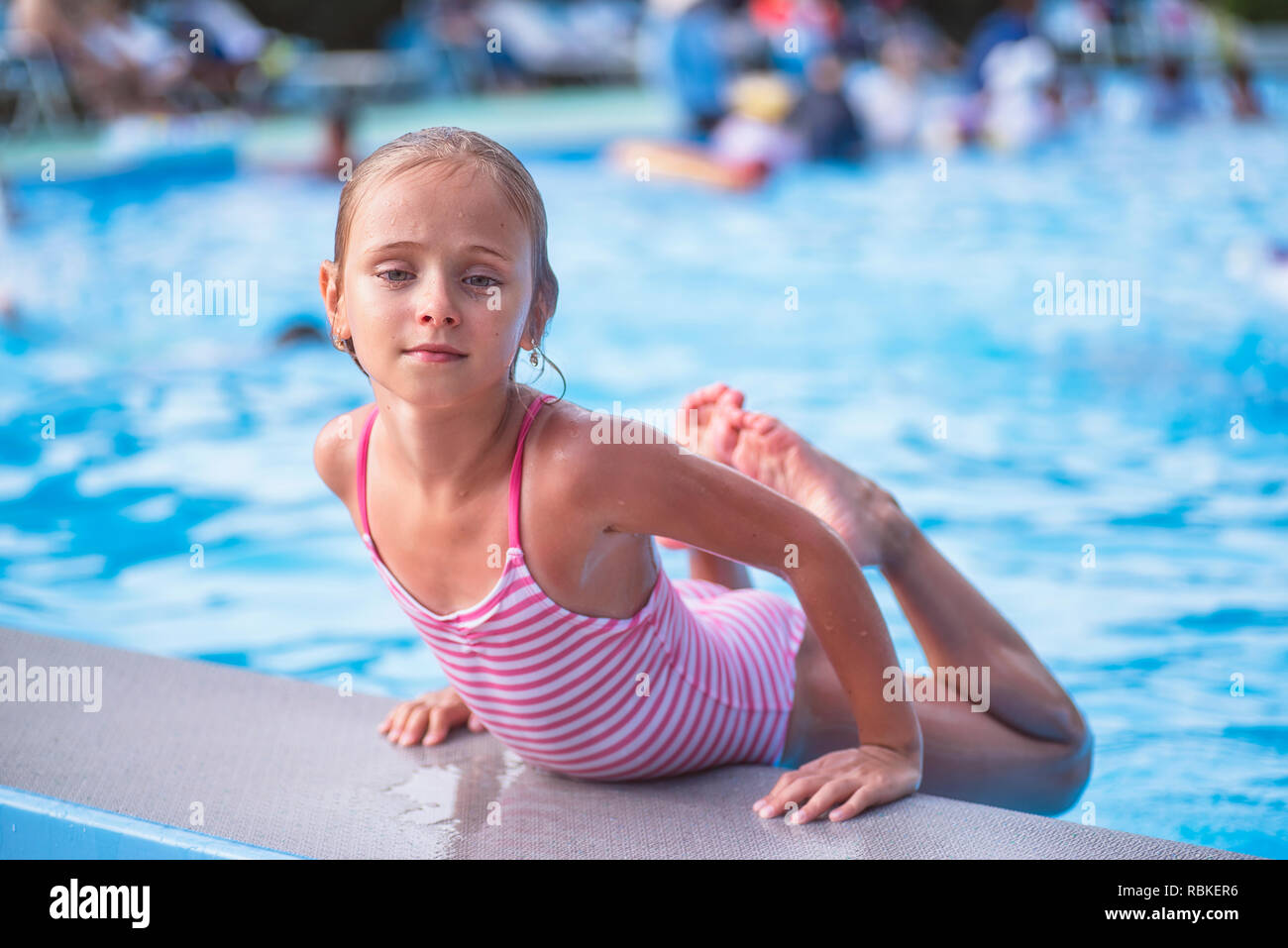 Belle petite fille nage dans la piscine , cute little girl in pool en