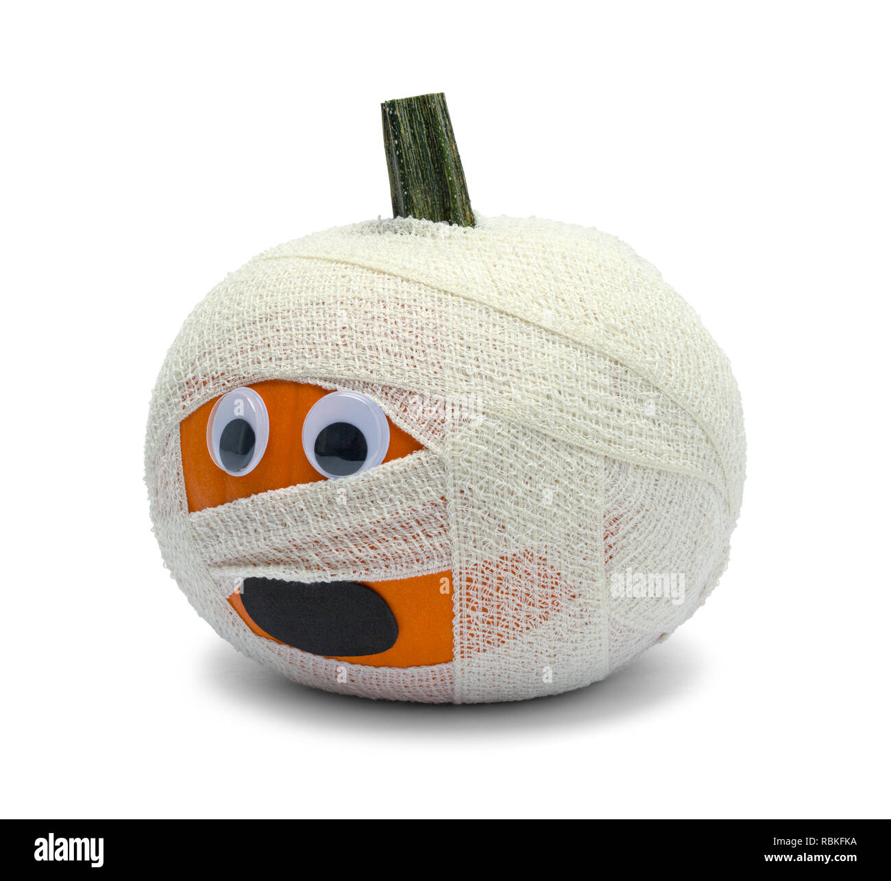 Zombie citrouille avec bandage isolé sur fond blanc. Banque D'Images