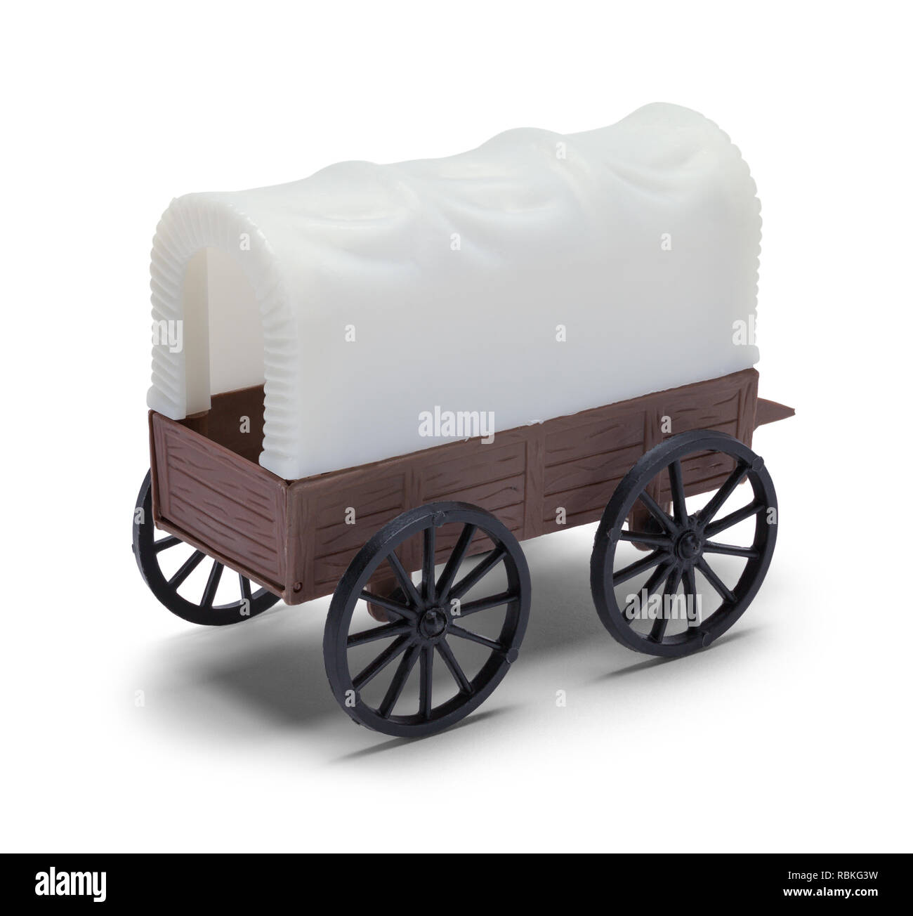 Jouet en plastique chariot couvert isolé sur fond blanc. Banque D'Images