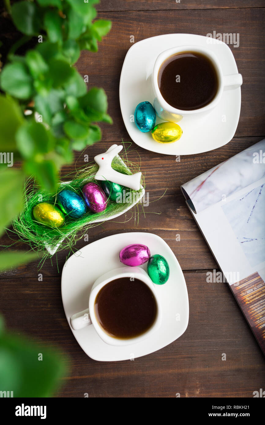 Deux tasses de café avec des oeufs en chocolat matin de Pâques sur table en  bois Photo Stock - Alamy
