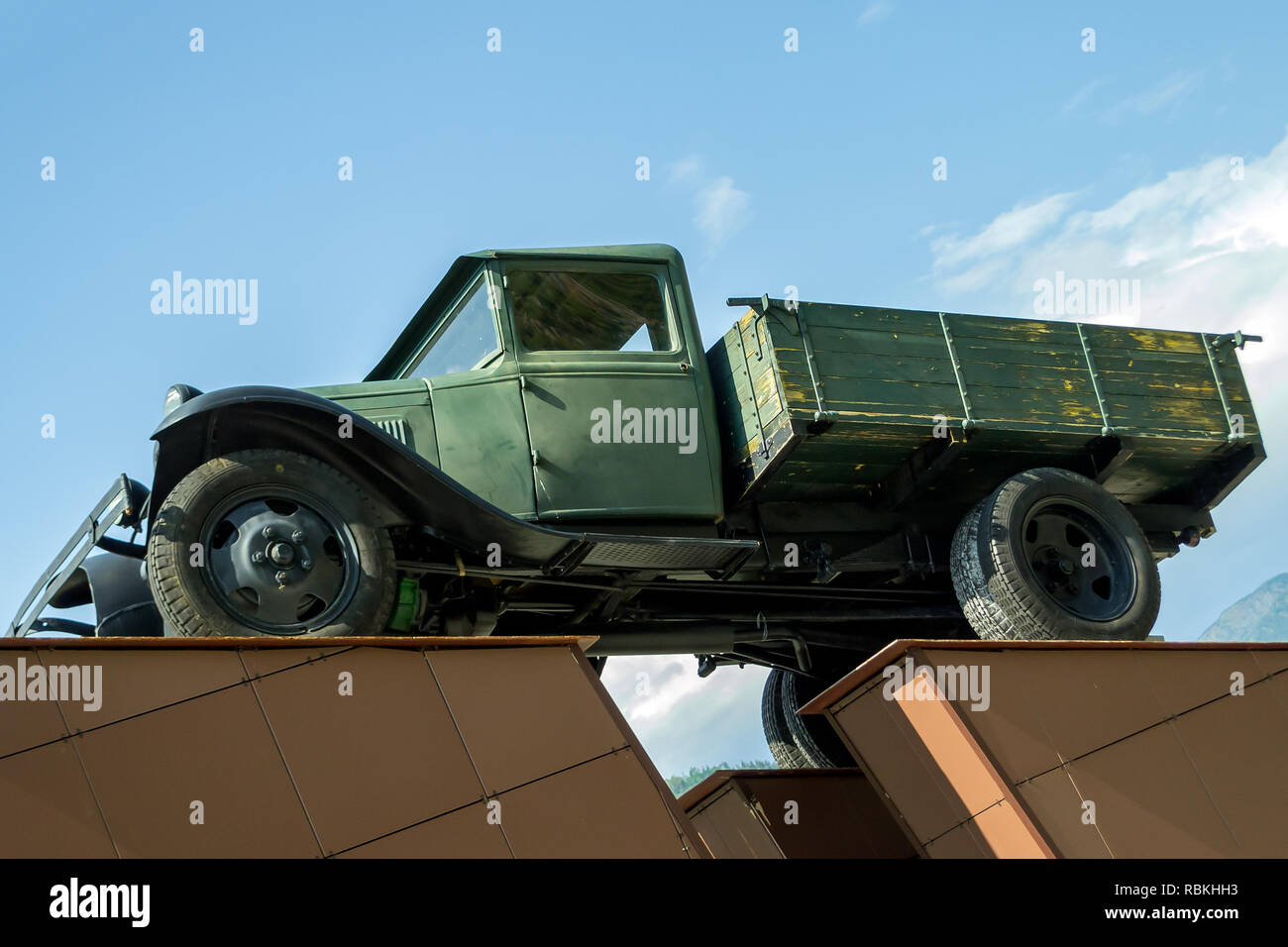Monument de l'ancien camion vert militaire qui a été utilisé pendant la Seconde Guerre mondiale dans l'Union soviétique pour le transport de marchandises dans l'Altaï Mountai Banque D'Images