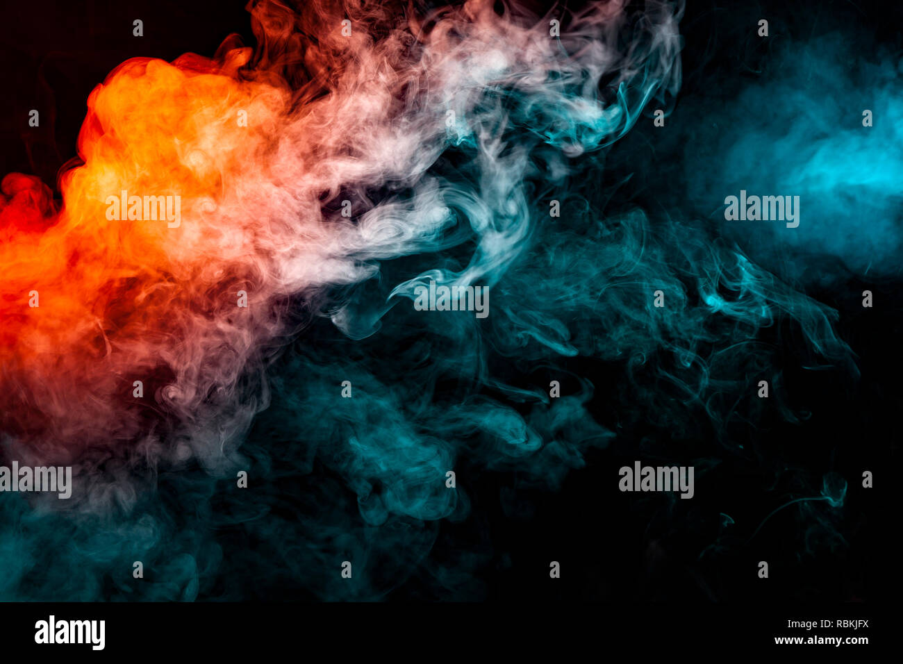Nuages De Dynamiques Multi Couleur De Fumee Gris Bleu Et Orange Sur Fond Noir Sans Probleme Avec Le Flux Des Vagues Colorees Dessin Isole Une Colonne De S Photo Stock Alamy