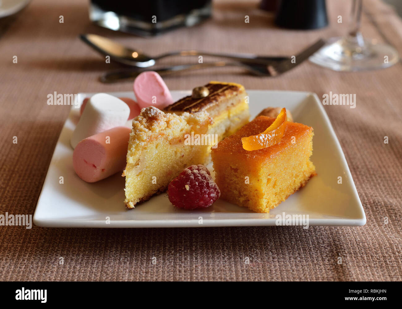 Ensemble de bonbons sur plaque blanche sur table in cafe Banque D'Images