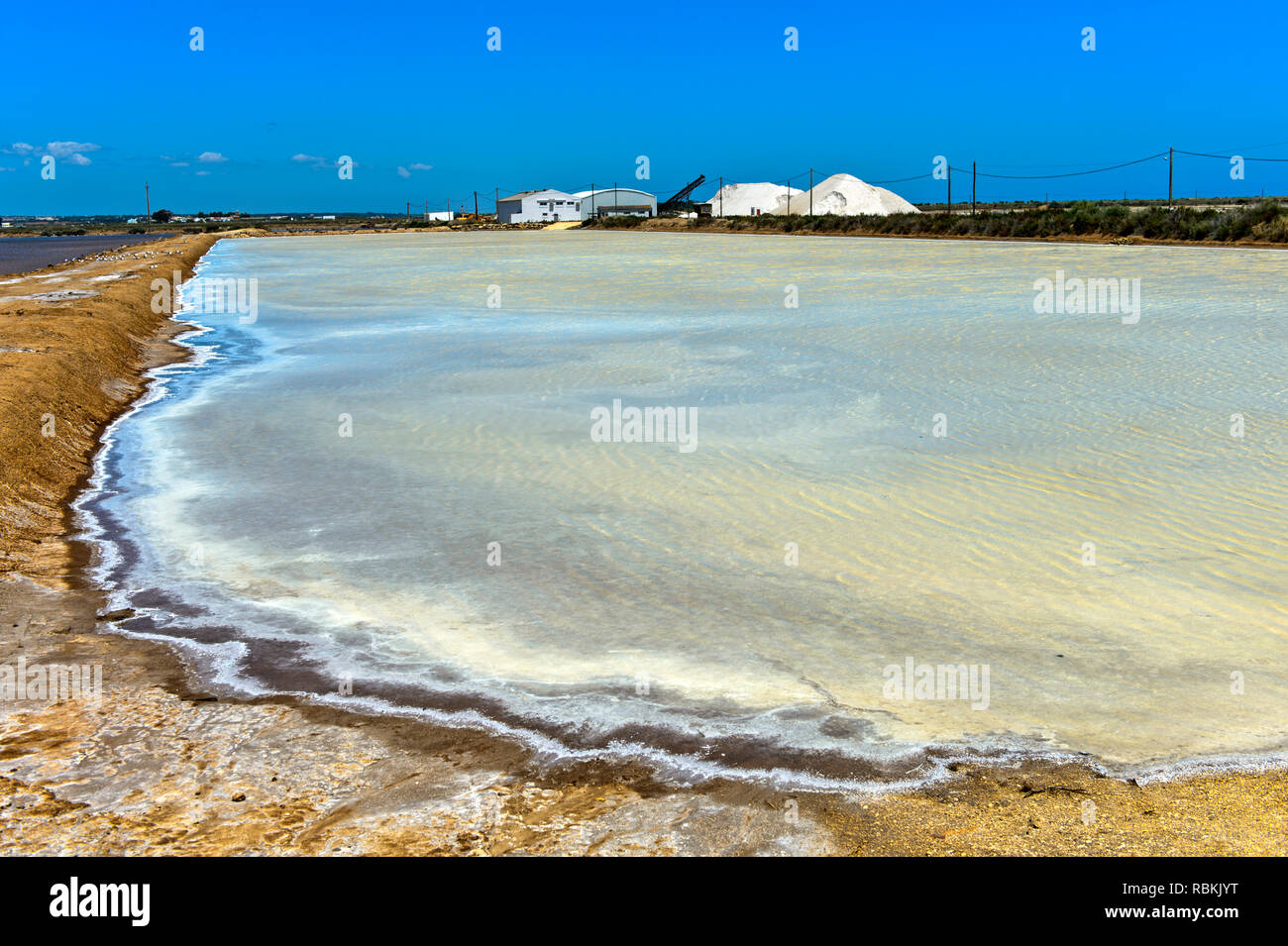 La production de sel de mer, le sel des étangs d'évaporation, Sopursal saline, Santa Luzia, Algarve, Portugal Banque D'Images