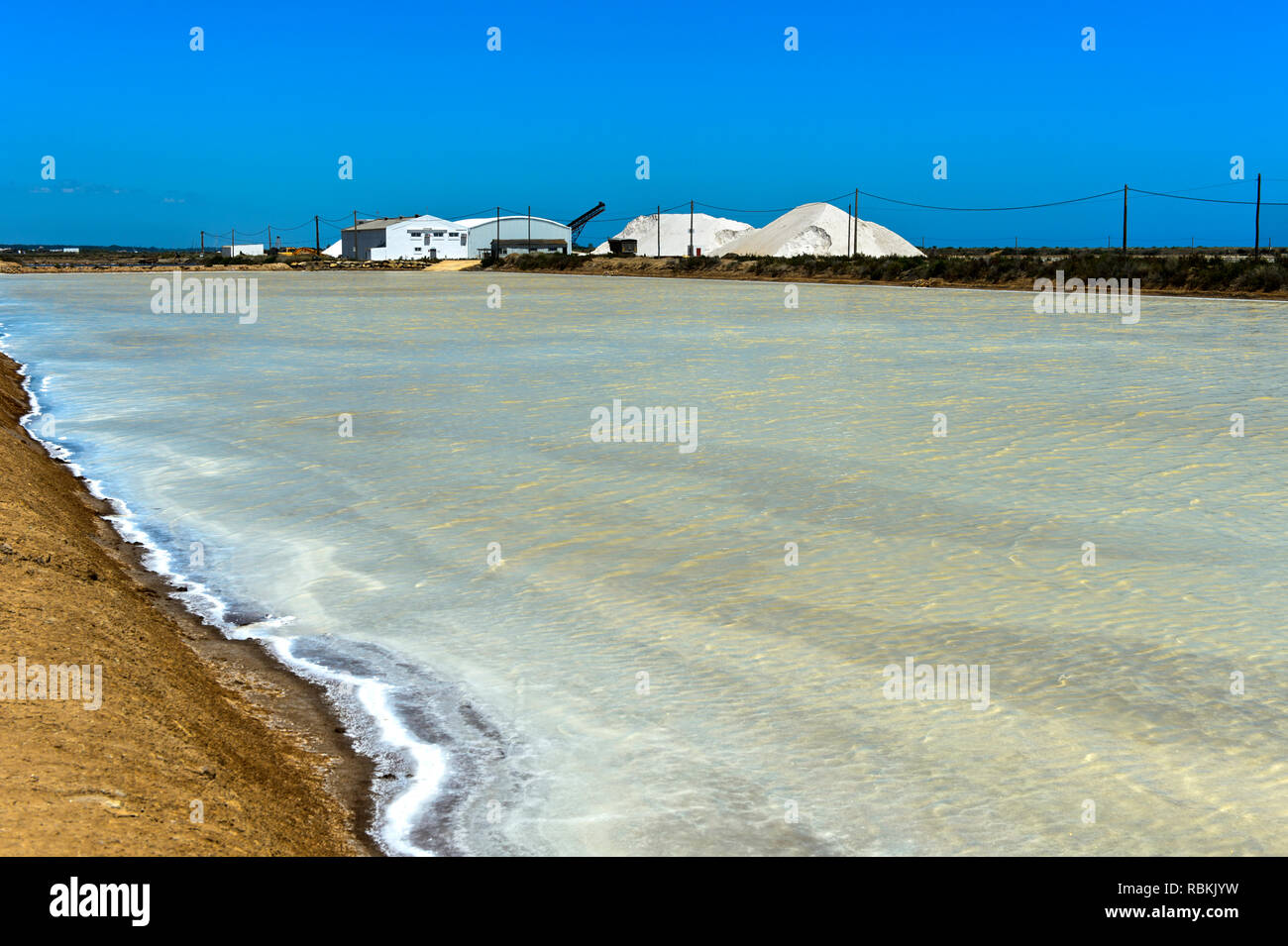 La production de sel de mer, le sel des étangs d'évaporation, Sopursal saline, Santa Luzia, Algarve, Portugal Banque D'Images