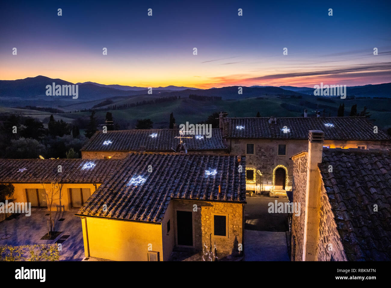 MONTEGEMOLI, ITALIE - janvier 04, 2019 : Le village de Montegemoli durant la période de Noël accueille l'événement sur les crèches, Pomarance municipalités Banque D'Images