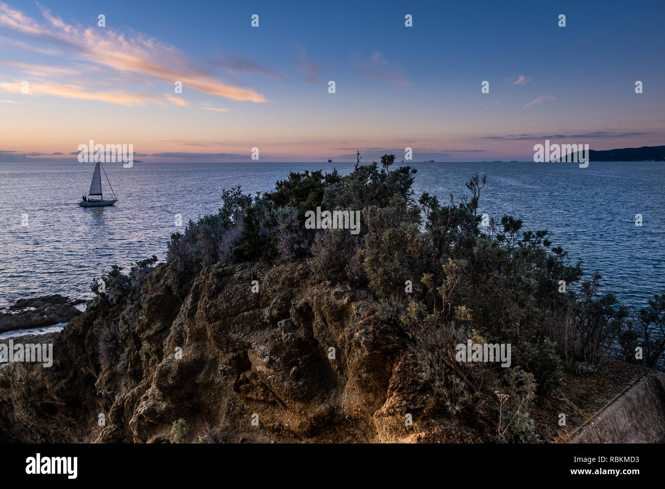 Vue panoramique sur le coucher du soleil avec voilier Castiglioncello, Livourne, Toscane municipalité Banque D'Images