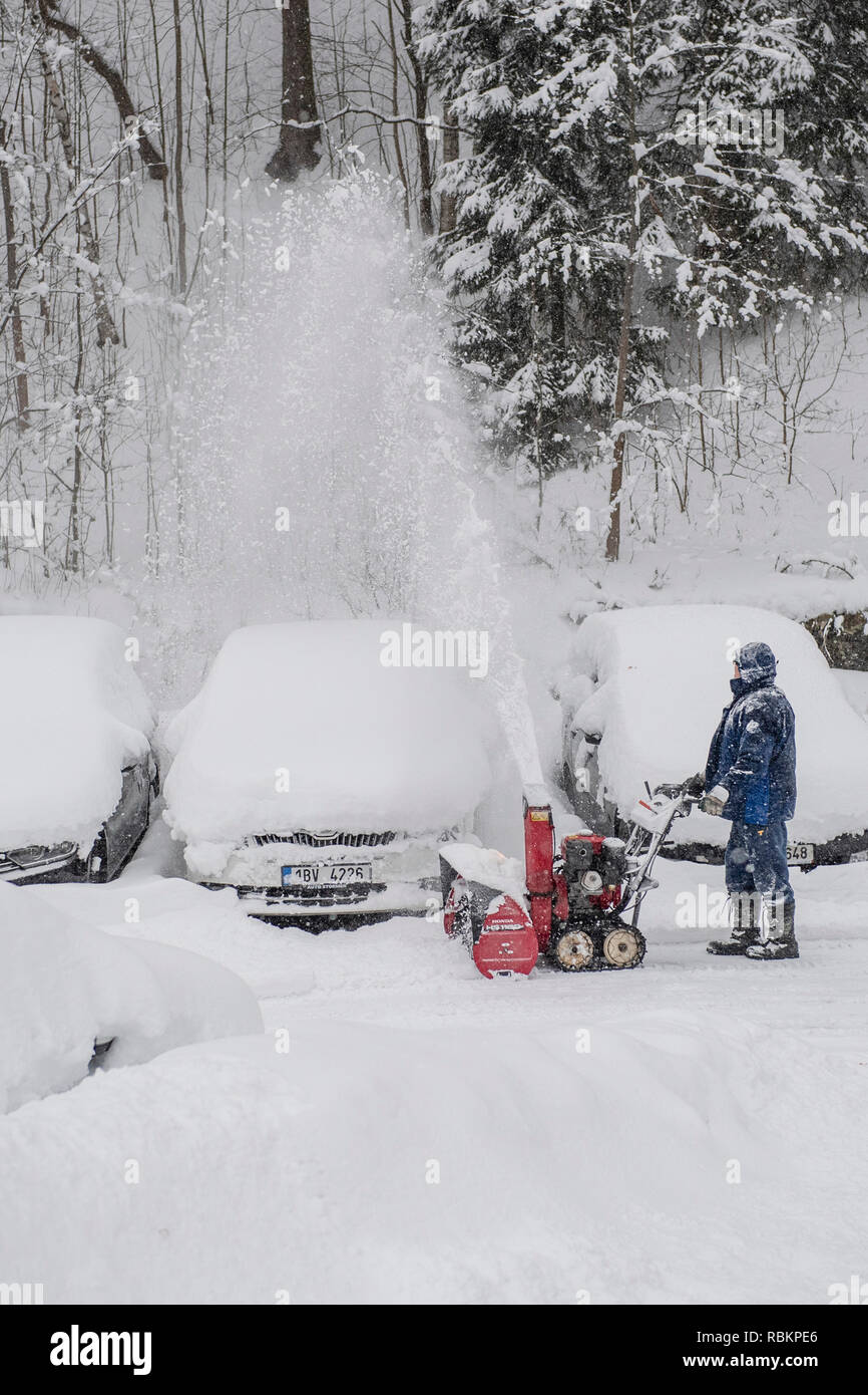 Velka Upa, Monts des Géants. 10 janvier, 2019. Un homme avec une fraise à neige nettoie une route au cours d'une forte chute de neige dans la région de Velka Upa, Monts des Géants, République tchèque, jeudi, 10 janvier 2019. Photo : CTK/Tanecek Photo/Alamy Live News Banque D'Images
