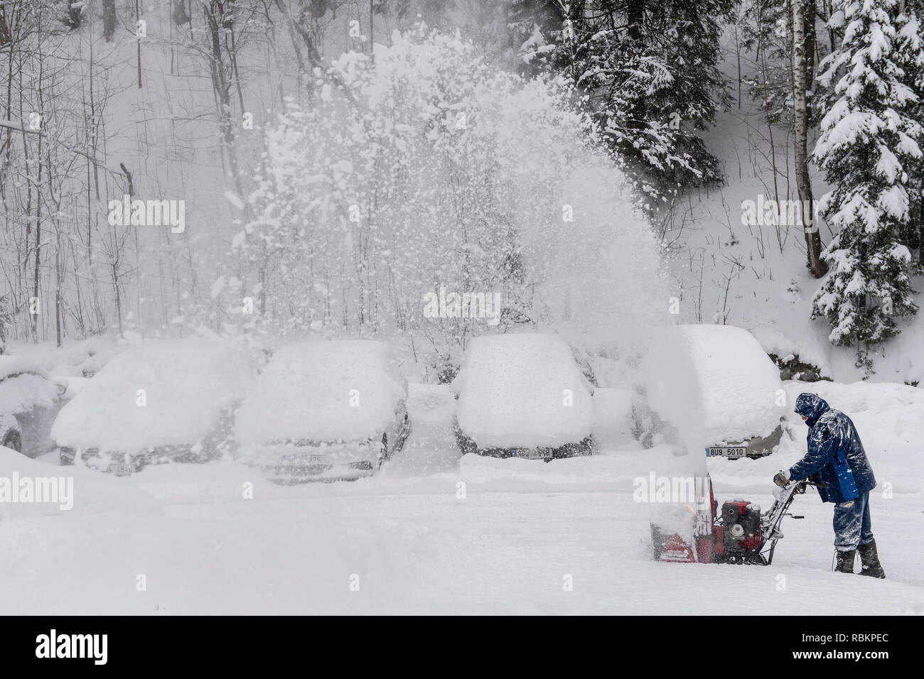 Velka Upa, Monts des Géants. 10 janvier, 2019. Un homme avec une fraise à neige nettoie une route au cours d'une forte chute de neige dans la région de Velka Upa, Monts des Géants, République tchèque, jeudi, 10 janvier 2019. Photo : CTK/Tanecek Photo/Alamy Live News Banque D'Images