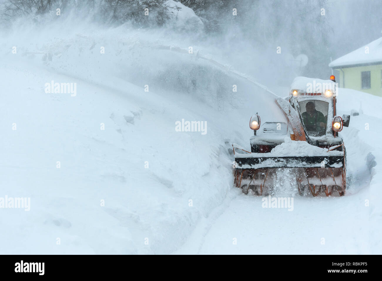 Velka Upa, Monts des Géants. 10 janvier, 2019. Une fraise à neige nettoie une route au cours d'une forte chute de neige dans la région de Velka Upa, Monts des Géants, République tchèque, jeudi, 10 janvier 2019. Photo : CTK/Tanecek Photo/Alamy Live News Banque D'Images