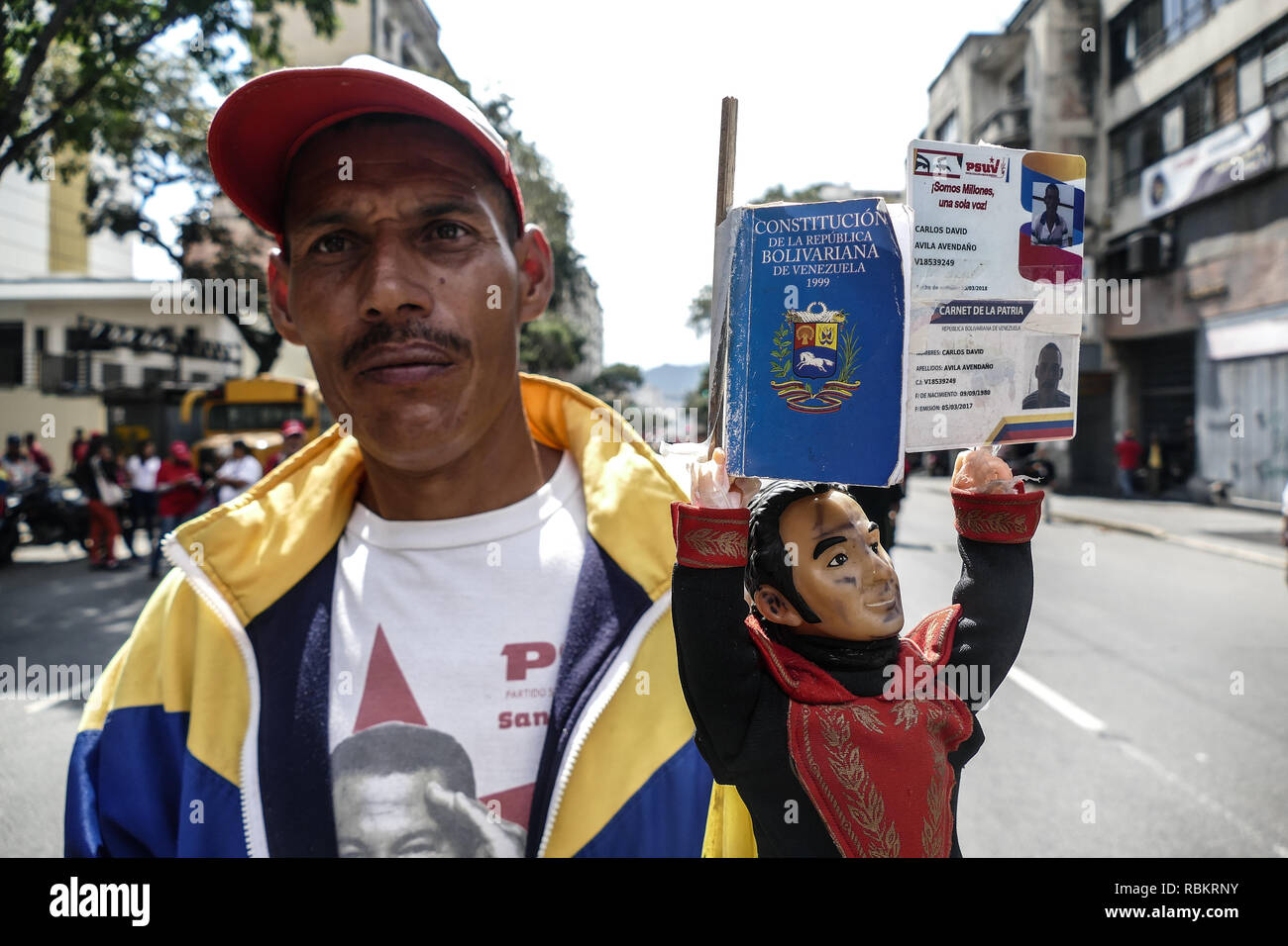 Un homme tenant la constitution du Venezuela et d'une poupée du Libérateur, Simon Bolivar. Le président vénézuélien Nicolas Maduro a lancé un deuxième mandat, en défiant les critiques aux Etats-Unis et en Amérique latine qui l'a appelé un usurpateur illégitime d'une nation où le chaos économique a causé une crise humanitaire. L'Assemblée nationale appelle le gouvernement Maduro une "dictature et usurpation de pouvoir." En ce moment le Venezuela connaît sa pire crise économique avec un taux d'inflation de plus de 1 000 000  %. Banque D'Images