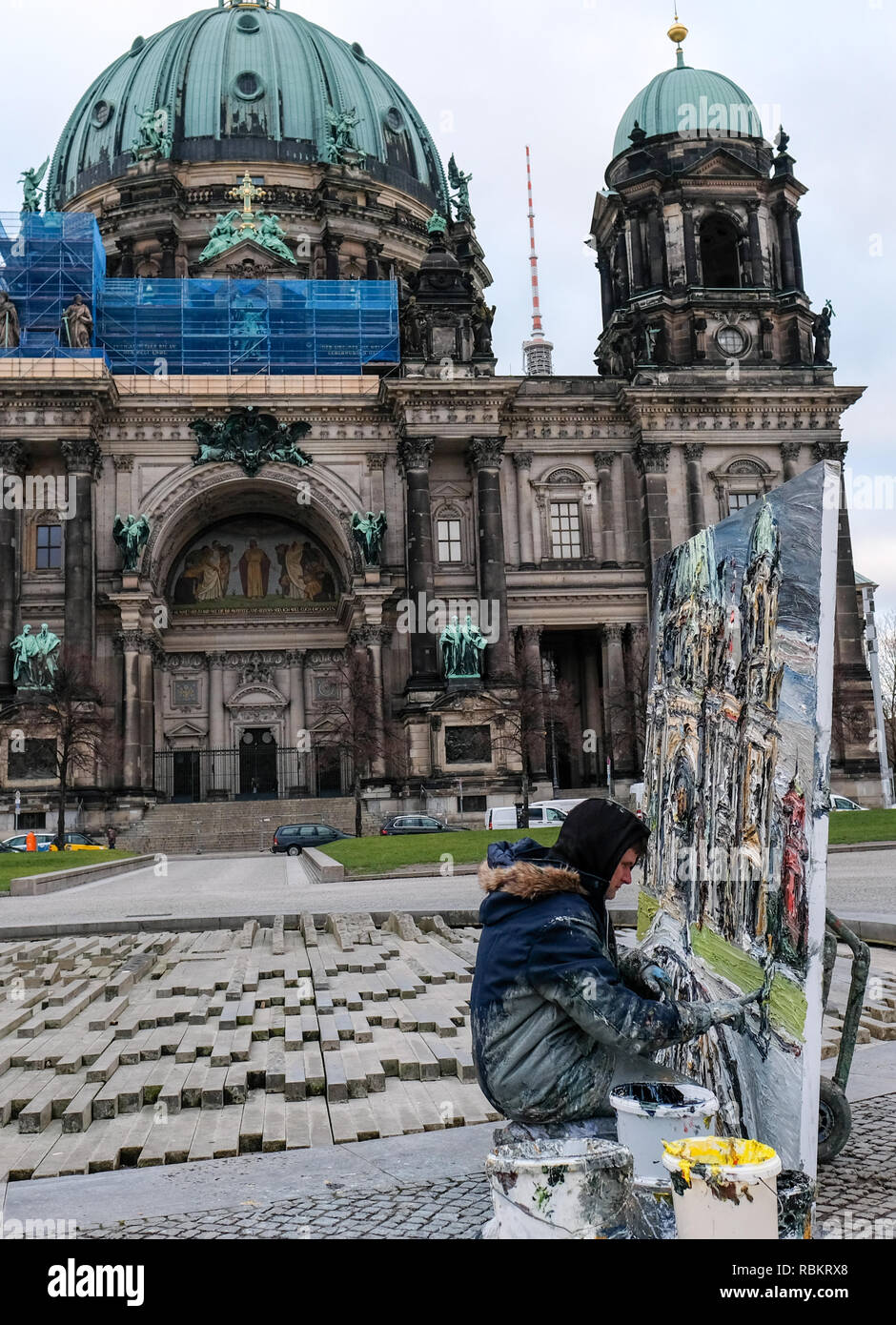 Berlin, Allemagne. 10 janvier, 2019. Le peintre Christopher Lehmpfuhl peint un tableau avec la Cathédrale de Berlin dans le Lustgarten. L'artiste est connu pour la peinture, la couleur grand format des images à forte intensité en public ou à l'extérieur. Il utilise ses doigts pour appliquer la peinture. Credit : Jens Kalaene Zentralbild-/dpa/ZB/dpa/Alamy Live News Banque D'Images Berlin, Allemagne. 10 janvier, 2019. Le peintre Christopher Lehmpfuhl peint un tableau avec la Cathédrale de Berlin dans le Lustgarten. L'artiste est connu pour la peinture, la couleur grand format des images à forte intensité en public ou à l'extérieur. Il utilise ses doigts pour appliquer la peinture. Credit : Jens Kalaene Zentralbild-/dpa/ZB/dpa/Alamy Live News Banque D'Images