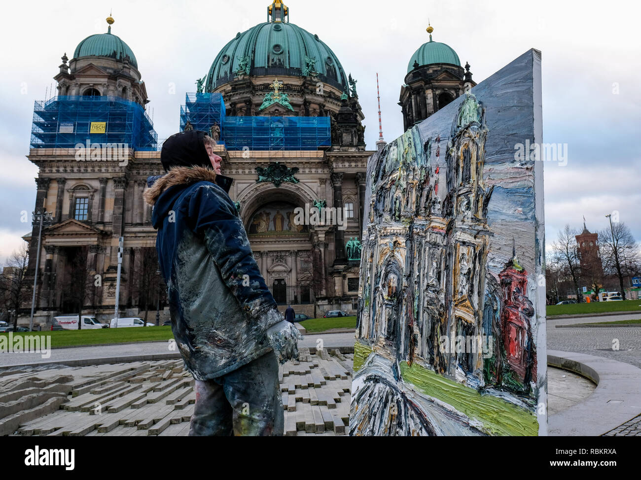 Berlin, Allemagne. 10 janvier, 2019. Le peintre Christopher Lehmpfuhl peint un tableau avec la Cathédrale de Berlin dans le Lustgarten. L'artiste est connu pour la peinture, la couleur grand format des images à forte intensité en public ou à l'extérieur. Il utilise ses doigts pour appliquer la peinture. Credit : Jens Kalaene Zentralbild-/dpa/ZB/dpa/Alamy Live News Banque D'Images Berlin, Allemagne. 10 janvier, 2019. Le peintre Christopher Lehmpfuhl peint un tableau avec la Cathédrale de Berlin dans le Lustgarten. L'artiste est connu pour la peinture, la couleur grand format des images à forte intensité en public ou à l'extérieur. Il utilise ses doigts pour appliquer la peinture. Credit : Jens Kalaene Zentralbild-/dpa/ZB/dpa/Alamy Live News Banque D'Images
