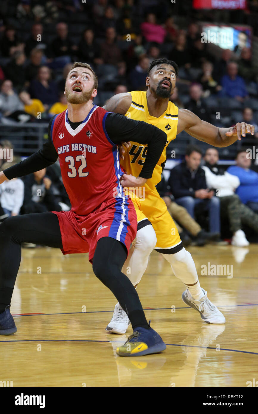 London, Ontario, Canada. 10 janvier, 2019. Le Cape Breton Highlanders revint à Londres avec un 11 et 6 notice et joué un très déterminé London Lightning équipe qui a pris le jeu en prolongation. Dans le supplément de 5 minutes trimestre les Highlanders ont dominé l'éclair et réussi une victoire 129-122. Marvin Phillips(45) et Tanner Giddings(32) à la recherche d'un rebond. Luc Durda/Alamy live news Banque D'Images