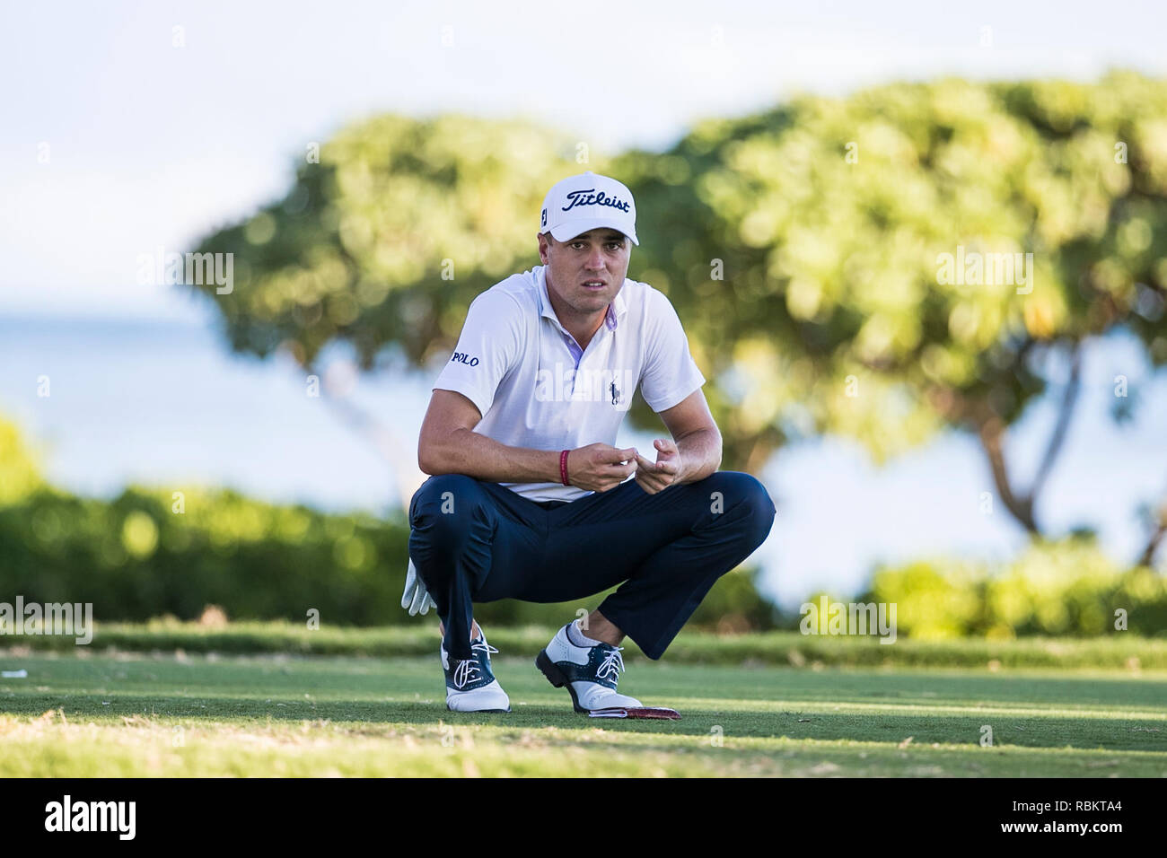 Honolulu, Hawaii, USA. 10 janvier, 2019. Justin Thomas tuer le temps sur le 17ème trou boîte de pièce en t par l'ingestion d'une collation pendant le premier tour de l'Open Sony à Waialae Country Club à Honolulu, Hawaï. Glenn Yoza/CSM/Alamy Live News Banque D'Images